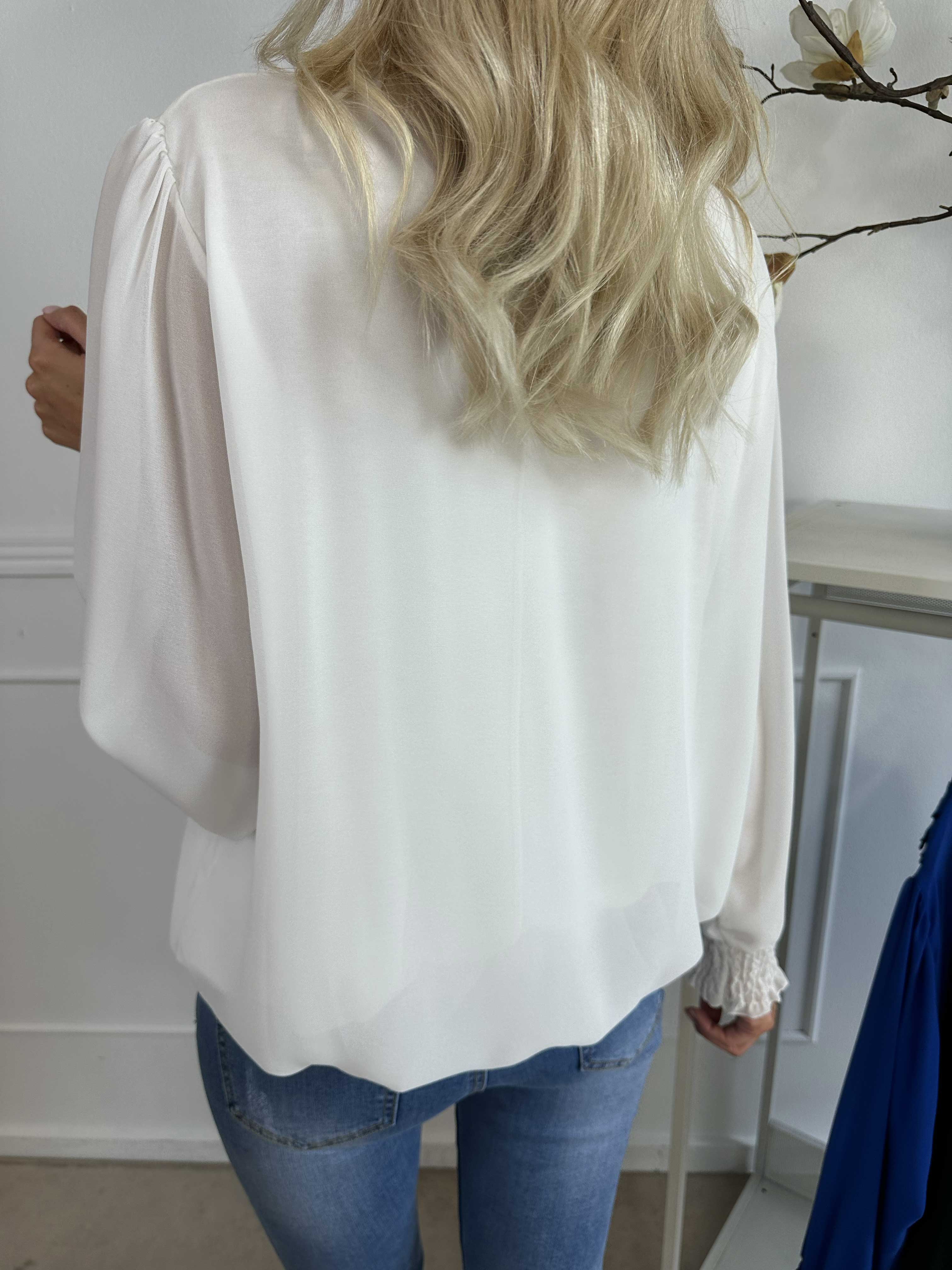 Addison - Tunika i chiffon med detaljer i udskæringen